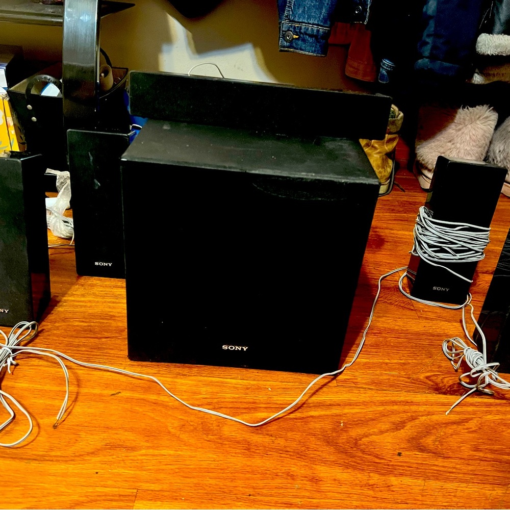 6 speaker Sony set with subwoofer included